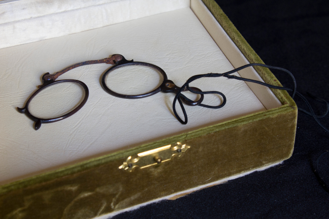 Pince-nez of Rossini, in a velvet box, commissioned by Michotte. FEM-855.